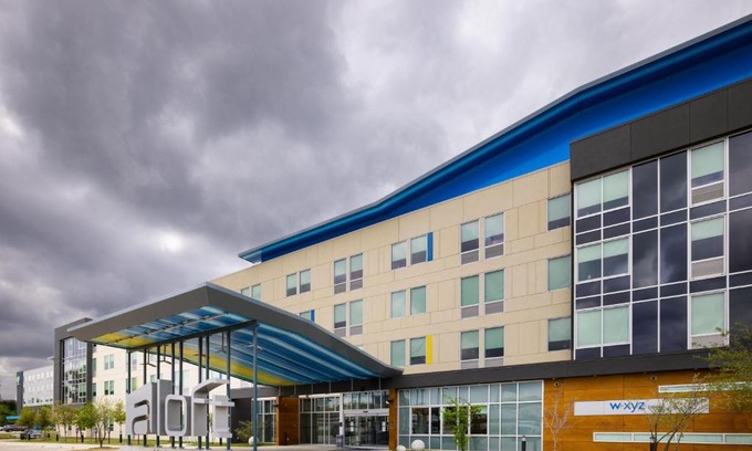 Montopolis Hotel | Stylish Aloft Austin Airport: Pet Friendly & Pool Access