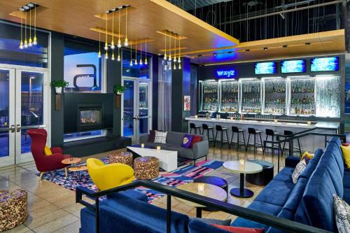 North Burnet Hotel | Discover Aloft Austin at The Domain: Pet-Friendly & Poolside