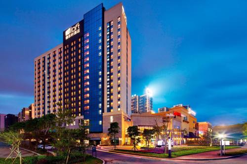 Shenzhen Hotel | Discover Aloft Dynamic Town: Pet-Friendly & Poolside Haven