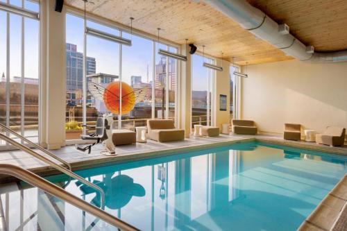 Westown Hotel | Explore aloft Hotel Milwaukee Downtown: Pet-Friendly & Pool Access