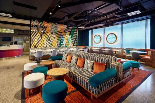 Ludwigsvorstadt-Kliniken Hotel | Modern Aloft München: Pet-Friendly Stay with Pool & Breakfast
