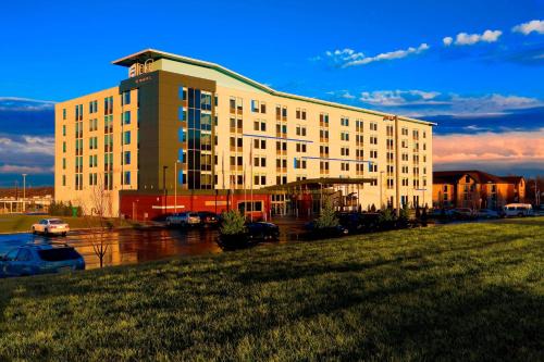 Mount Laurel Hotel | Discover Aloft Mount Laurel: Pet Friendly & Pool Access