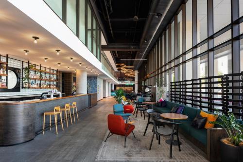 Rivervale Hotel | Relax at Aloft Perth: Oceanfront Stay with Pool Access