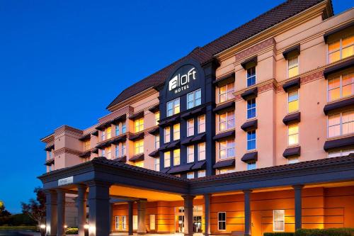 Newark Hotel | Discover Aloft Silicon Valley: Pet-Friendly Stay with Ocean View