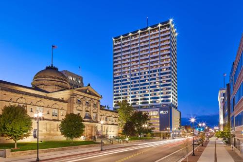 South Bend Hotel | Inviting Aloft South Bend: Pet-Friendly Stay with Pool