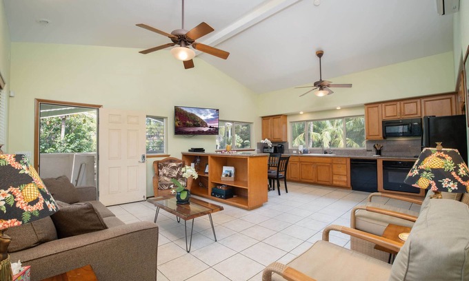 Kihei House | Stunning Aloha AKU Ohana Suite: Oceanfront, Pool & Spa
