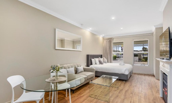 Naracoorte Apartment | Discover Aloha Central: 4-Star Family-Friendly Retreat