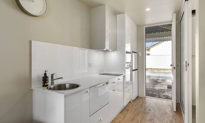 Naracoorte Apartment | Top-Rated Aloha Central with Pool and Lake View Amenities