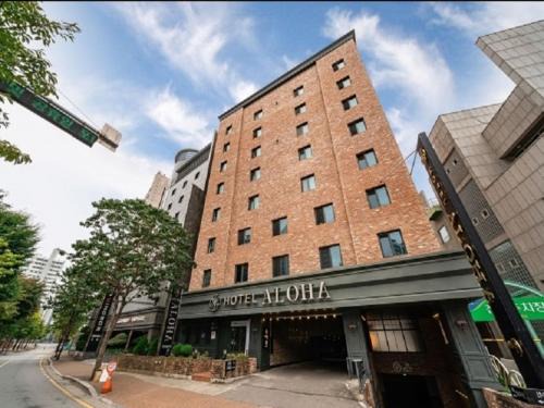 Hanam Hotel | Eco-Friendly Aloha Hotel with Kitchen and Hot Tub Access