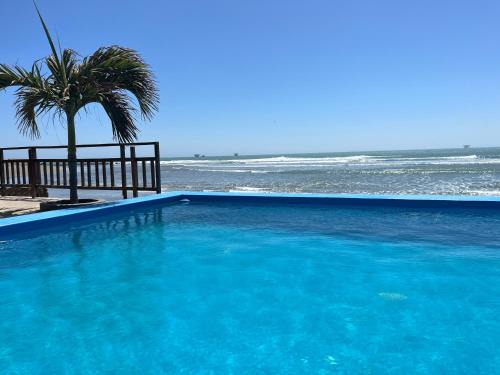 Lobitos Hotel | Exceptional Aloha Lobitos: Oceanfront Escape with Pool