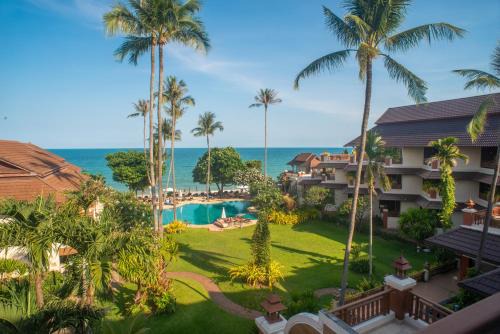 Lamai City Center Resort | Relax at Aloha Resort: Oceanfront Retreat with Pool Access