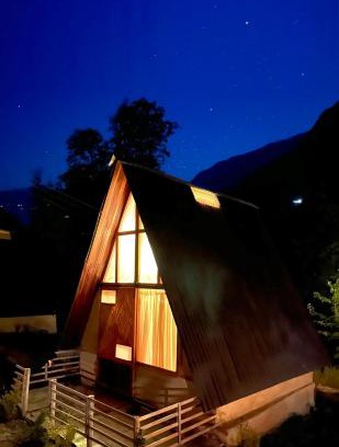 Mohal House | Family-Friendly Aloha Riverside: Pet Welcoming Retreat