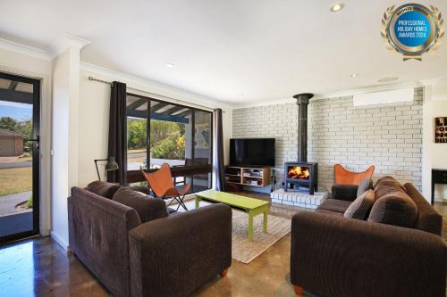 Shoalhaven Heads House | Cozy Aloha Retreat: Pet-Friendly, Near Berry & the Beach