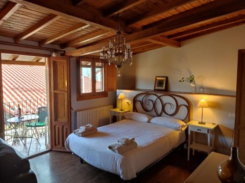 San Esteban de la Sierra Apartment | Pet-Friendly Retreat at Alojamientos La Herrera - 9.4 Rated