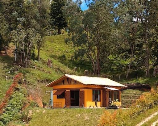 El Penol House | Pet-Friendly Cabaña El Peñol near Piedra, Guatapé - 10/10 Rated