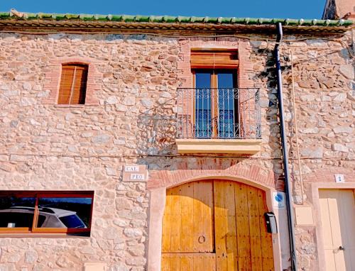 Sant Climent Sescebes Apartment | Family Retreat with Fireplace in Alt Empordà - Oceanfront Stay
