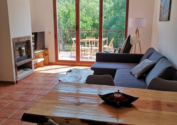 Tragacete Ski Chalet | Pet-Friendly Retreat at Alojamiento Rural Los Gancheros