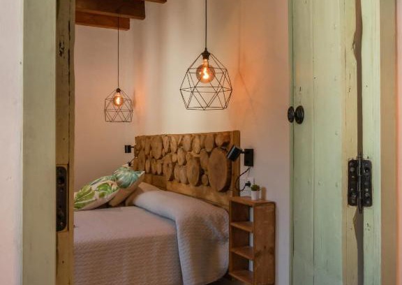 Fuenteheridos Apartment | Pet-Friendly Alojamientos Biarritz with Garden Views