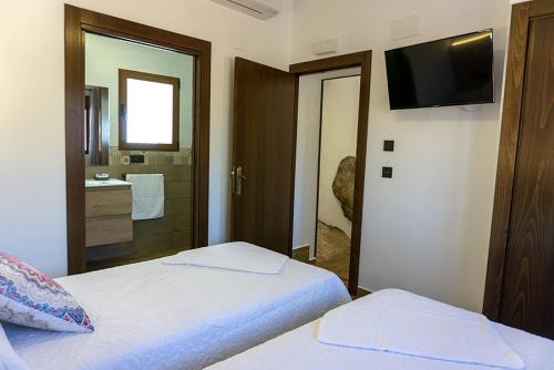 Ayna House | Experience Rural Comfort at Alojamientos Rurales Entre Rocas