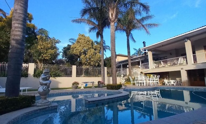 Somerset East House | Cozy Aloma House: Pet Friendly with Pool and Kitchen Amenities