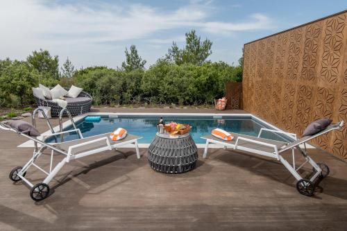 Kfar Vradim Bed & Breakfast | Unforgettable Alonella: Oceanfront with Spa & Pool