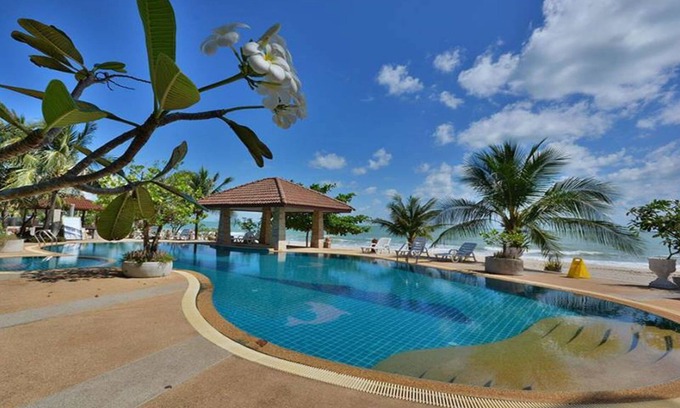 Khanom Hotel | Relax at Alongkot Beach Resort Khanom with Family-friendly Amenities