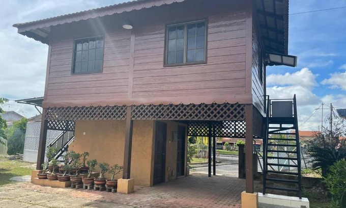 Kampung Jejawi House | Discover Alor Lanchang Roomstay: Family-Friendly Retreat