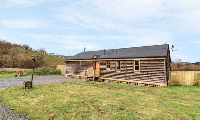 Llanbrynmair House | Inviting Alpaca Cabin: Pet-Friendly Retreat with Hot Tub