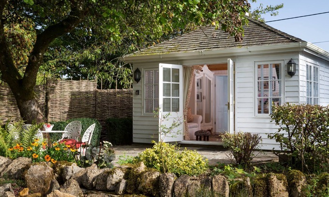 Burford Cottage | Cozy Alpaca Lodge Studio in Taynton for Two Guests