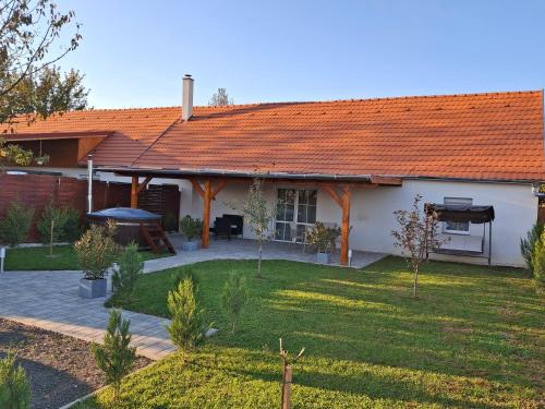 Balatoncsicso Apartment | Highly Rated Alpakavendégház: Perfect for Families