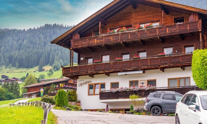 Alpbach Apartment | Alpbach Love: Family-Friendly Stay with a 9.3/10 Rating
