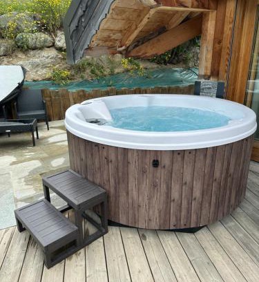 Huez-en-Oisans Ski Chalet | Beau Chalet Gustave: Cozy 4-Bedroom Retreat Near Huez
