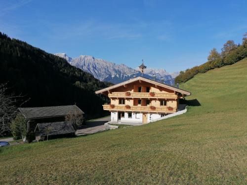 Volders Apartment | Family-Friendly Alpen-Appartement Auerhof with Kitchen Access