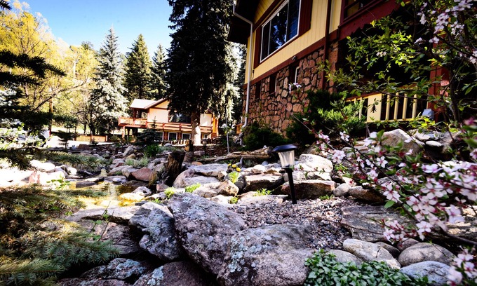 Evergreen Cabin | Alpen Way Chalet Mountain Lodge: Spa & Eco-Friendly Retreat