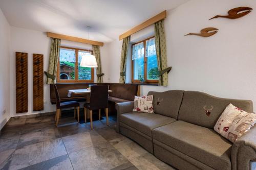 Valle Aurina Apartment | Pet-Friendly Alpenappart App Schwarzenstein with Hot Tub