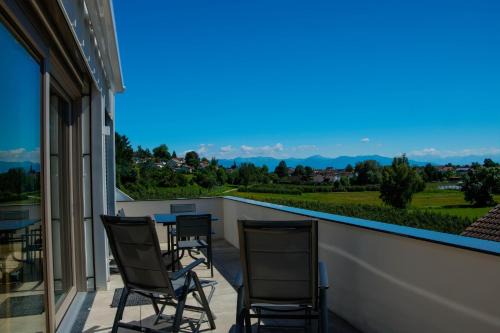 Bodolz Apartment | Alpenblick 3: Top-Rated Hotel with Family and Pet Amenities