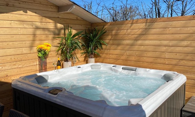 Ebersberg District Apartment | Relaxing Alpenblick Near Munich with Outdoor Hot Tub