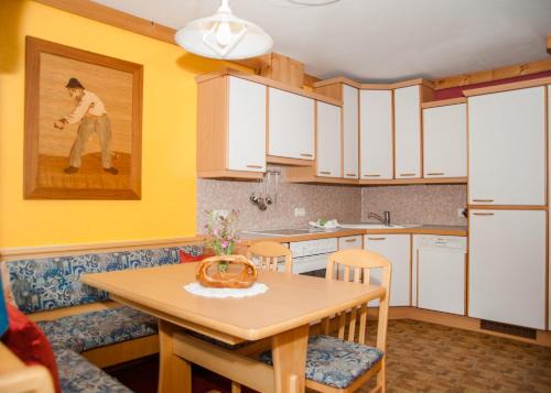 Sankt Jakob in Defereggen Apartment | Alpenfrieden: Family-Friendly Retreat with Hot Tub Access
