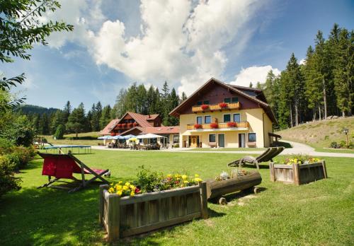 Wolfsberg House | Highly Rated Alpengasthaus Gießlhütte: Family-Friendly Retreat