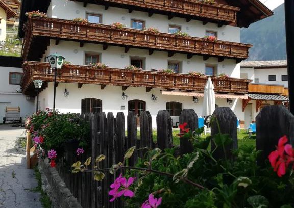 Großdorf Hotel | Oceanfront Alpengasthof Kals: Family-Friendly Retreat