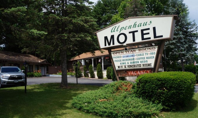 Queensbury Hotel | Pet-Friendly Alpenhaus Motel for Family Getaways