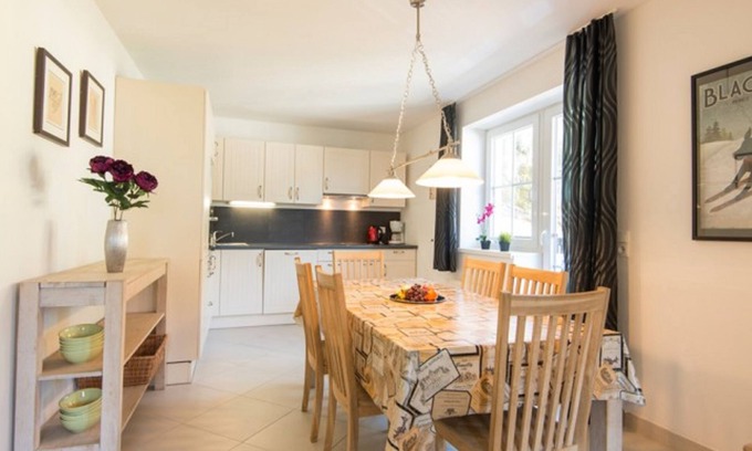 Bad Gastein Apartment | Unforgettable Alpenhof: Family-Friendly with Kitchen & Breakfast