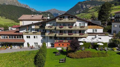 Nauders Hotel | Pet-Friendly Alpenhotel Regina with Pool & Hot Tub Amenities