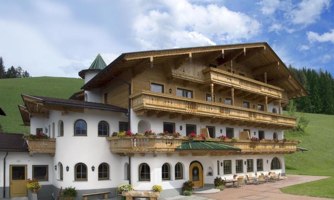 Gerlosberg House | Pet-Friendly Alpenkönig: 4-Star Rated with Family Amenities