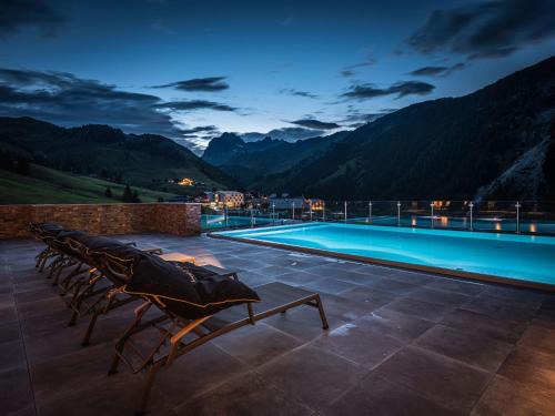 Warth Hotel | Relaxing AlpenParks Hotel & Apartment Arlberg with Pool