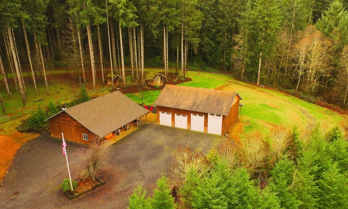 Adna House | Alpha Lodge: Perfect Family Retreat with Game Room Fun