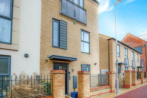 Milton Keynes House | Comfortable Alpha Properties 1: One Bedroom with Fast Wifi