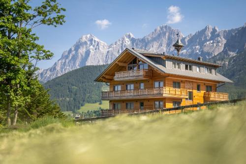 Ramsau am Dachstein Apartment | Discover Alpin Residenz Dachsteinperle: 4-Star Gem for Families