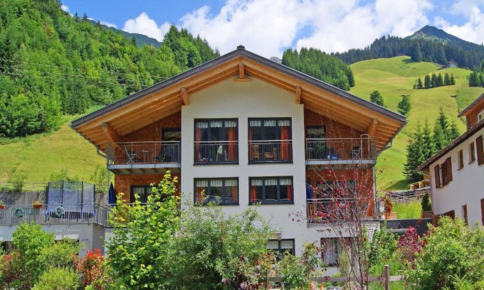 Schroecken Apartment | Alpina Appartements: Pet-Friendly Retreat with Hot Tub
