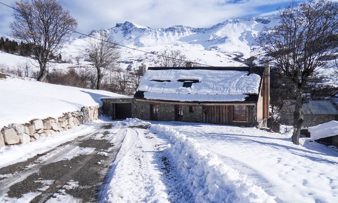 Montgellafrey Ski Chalet | Renovated Alpine Chalet Near Ski Resort - Perfect for Groups